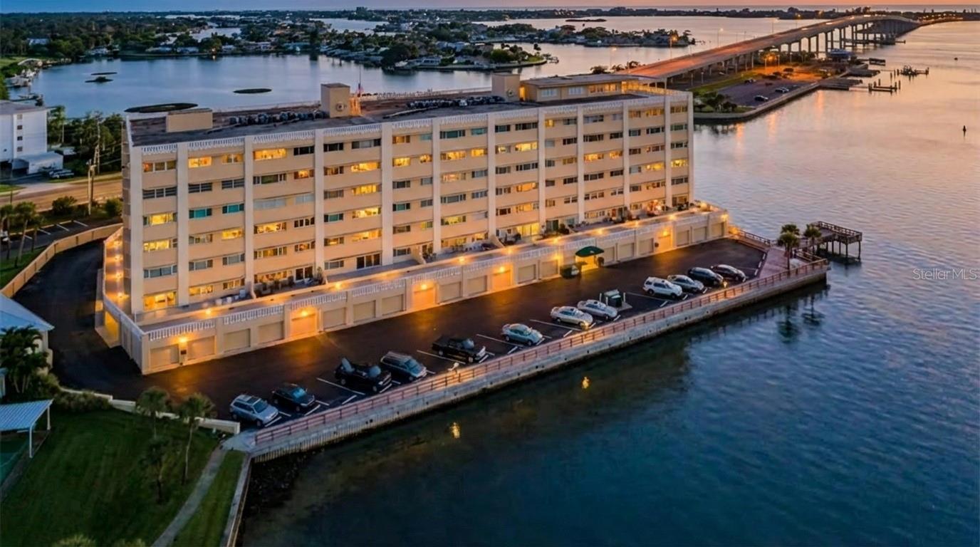 HARBOUR CLUB CONDO 3 - Residential