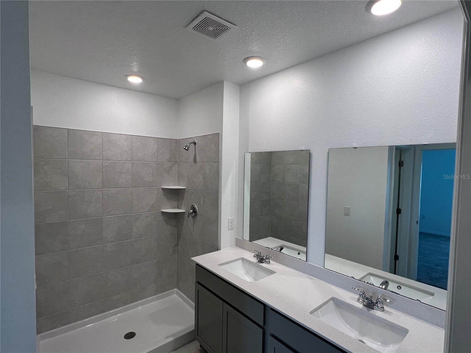 LEOMAS LANDING - PHASE 1 - Residential Lease