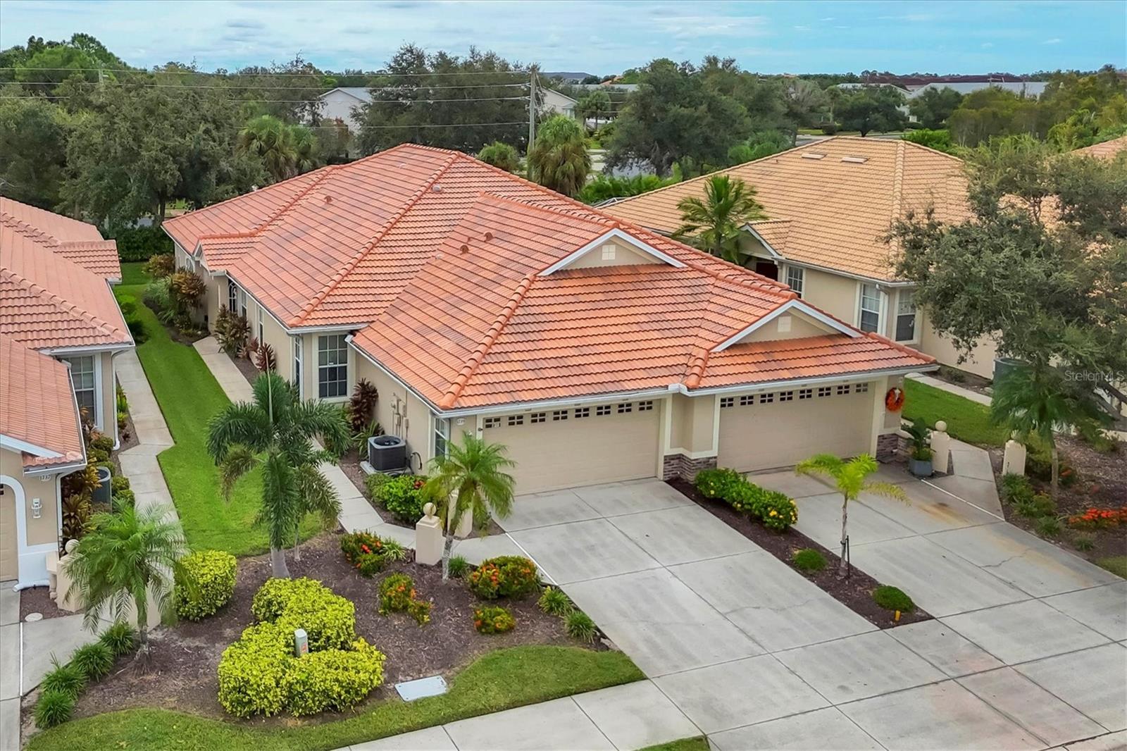 PELICAN POINTE GOLF & COUNTRY CLUB - Residential