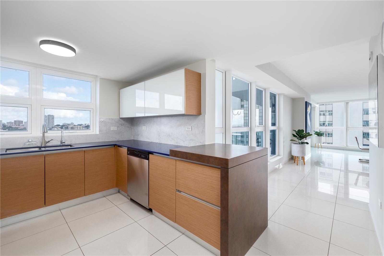 AQUABLUE COND. - Residential