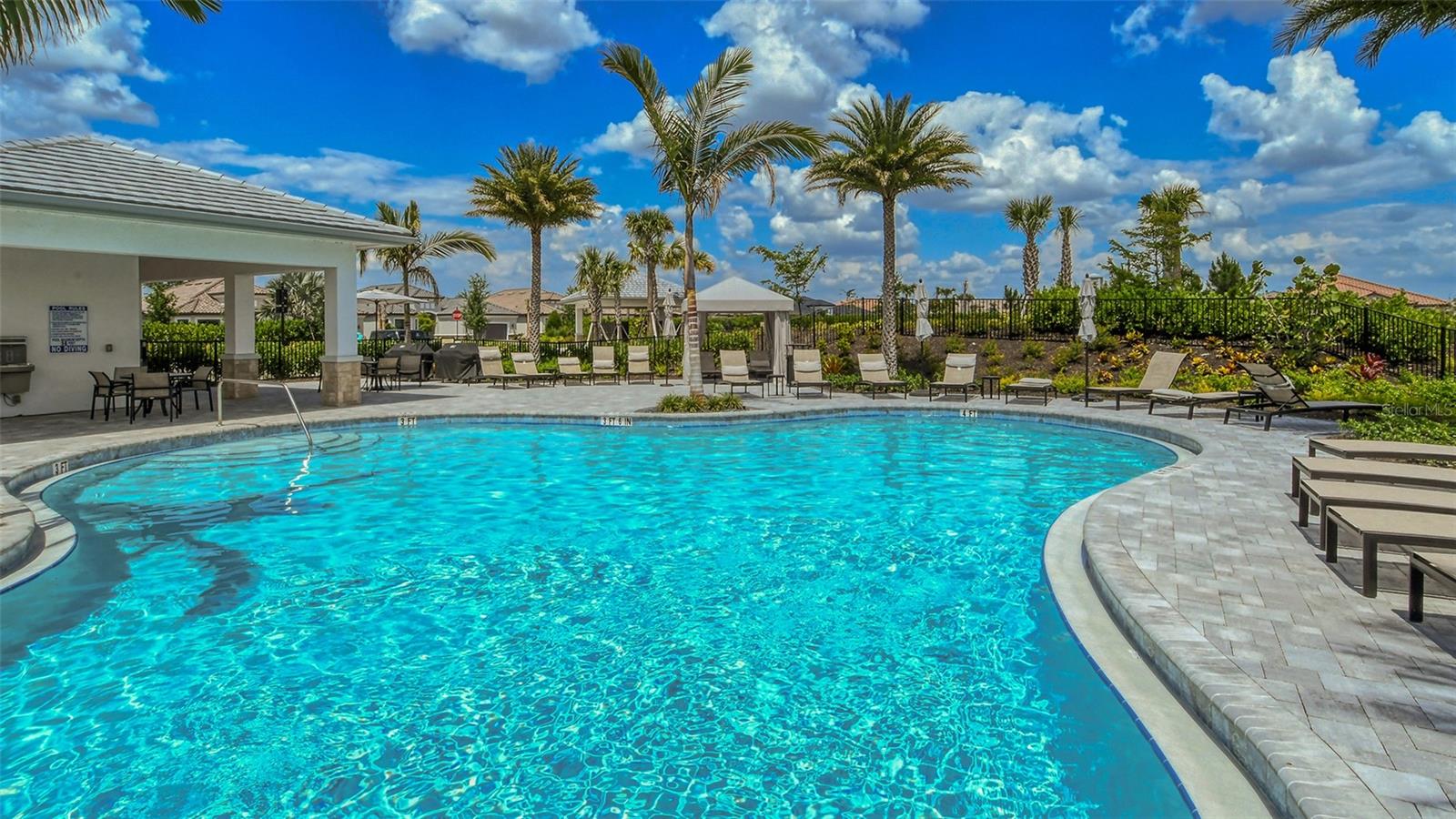 AZARIO ESPLANADE PH V - Residential