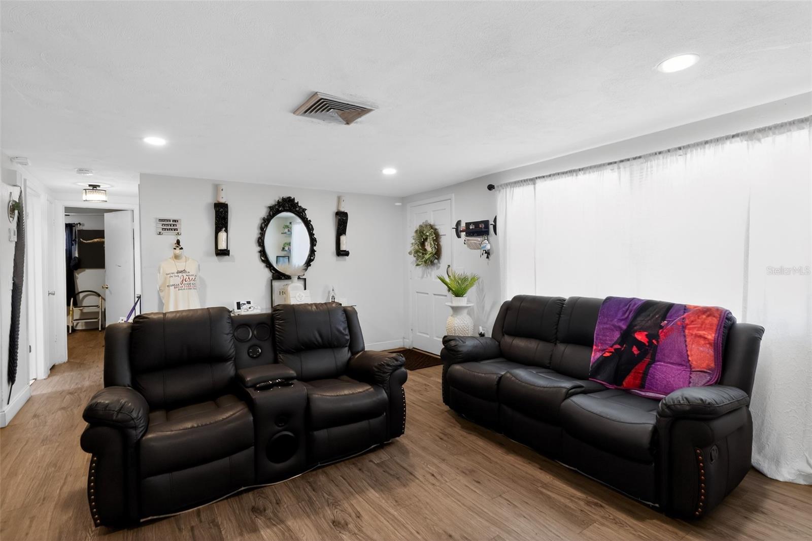 COLONIAL HILLS - Residential