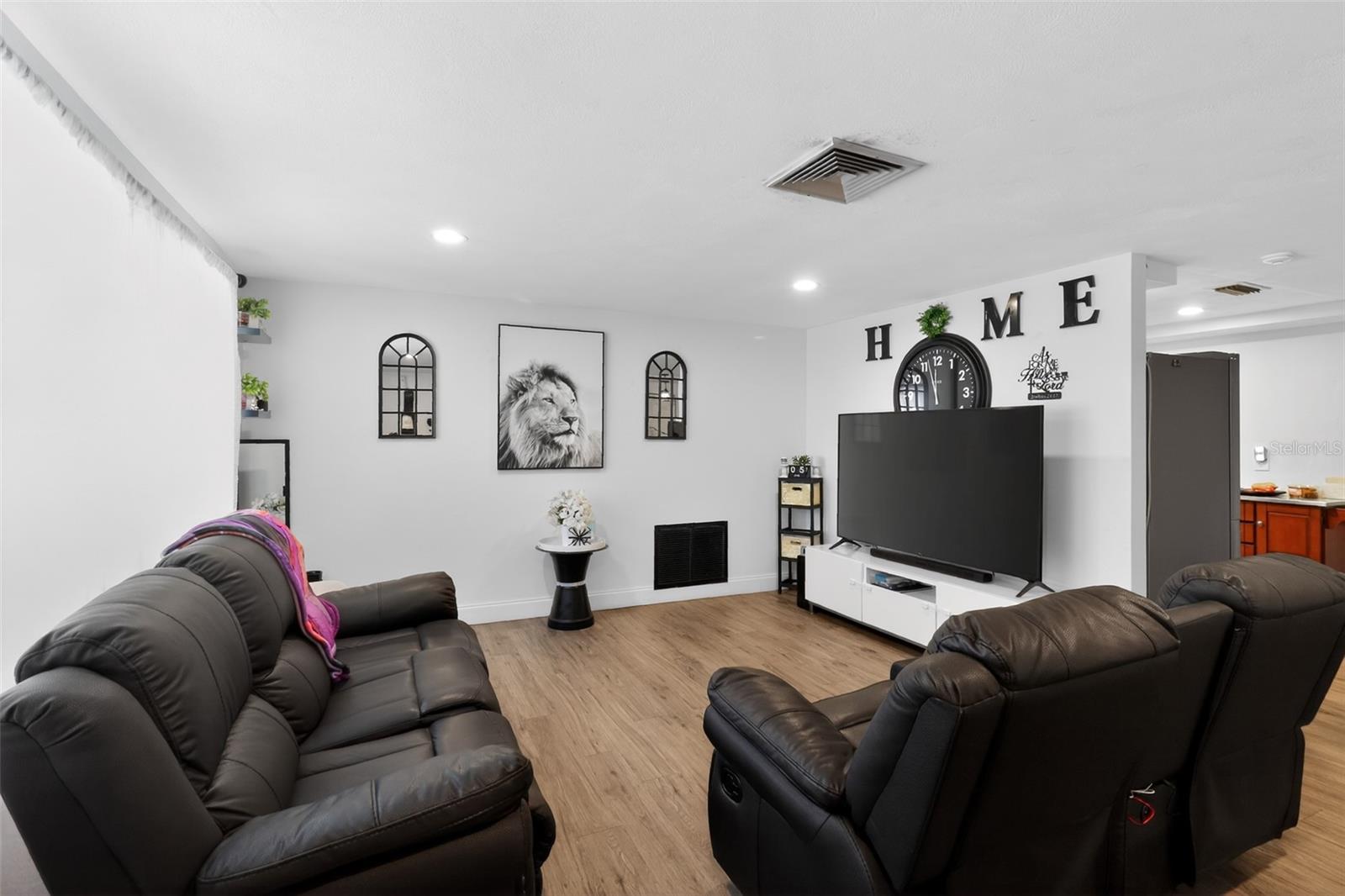 COLONIAL HILLS - Residential