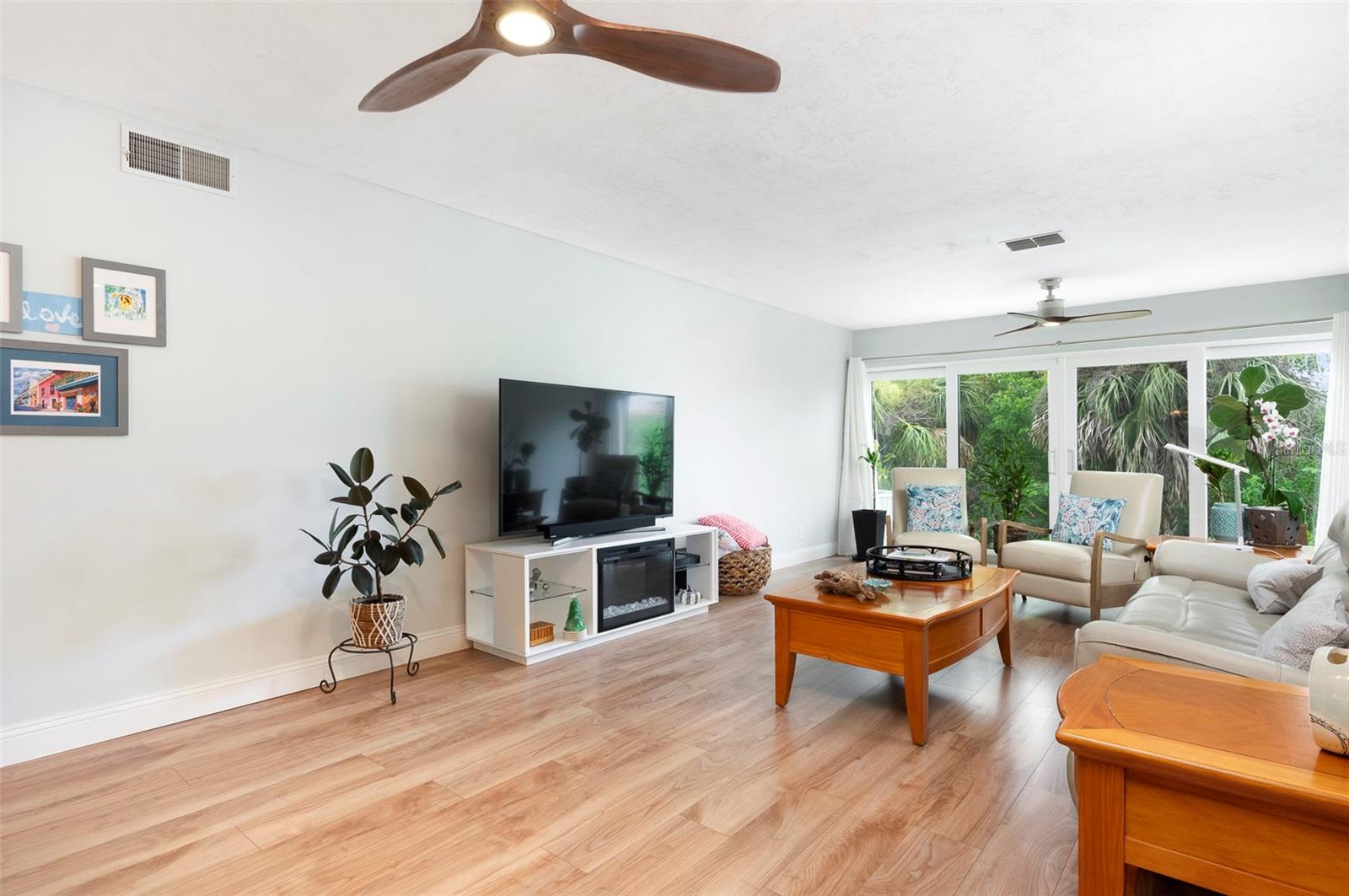 IMPERIAL POINT CONDO - Residential