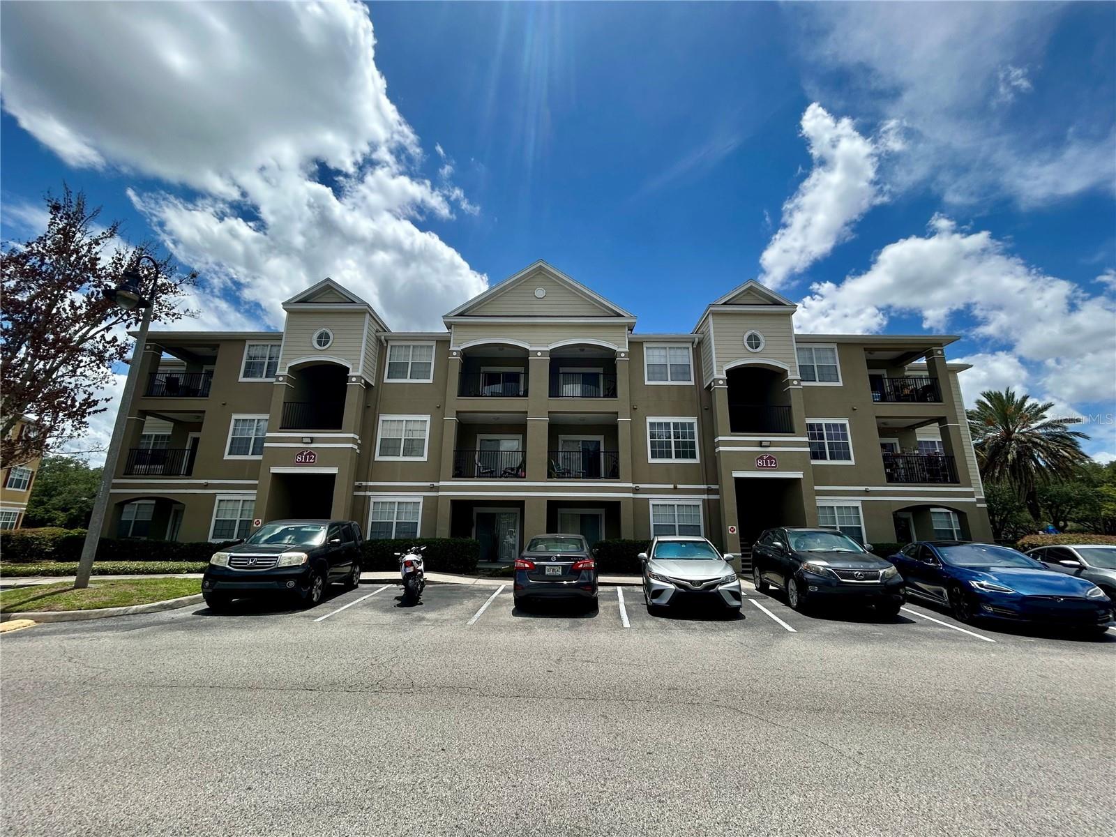 Location, location! Quiet neighborhood right off of 408-Expwy and Chickasaw Trl junction! Easy access to Valencia College East Campus, UCF, Orlando Int'l Airport and more. This 1 bedroom 1 bath unit on the 3rd floor has vaulted ceiling, open floor plan, spacious bathroom with walk-in closet and large balcony. Gated community of Villa Valencia features clubhouse, community pool and tennis courts. Current tenant is moving out on 7/2/2026.