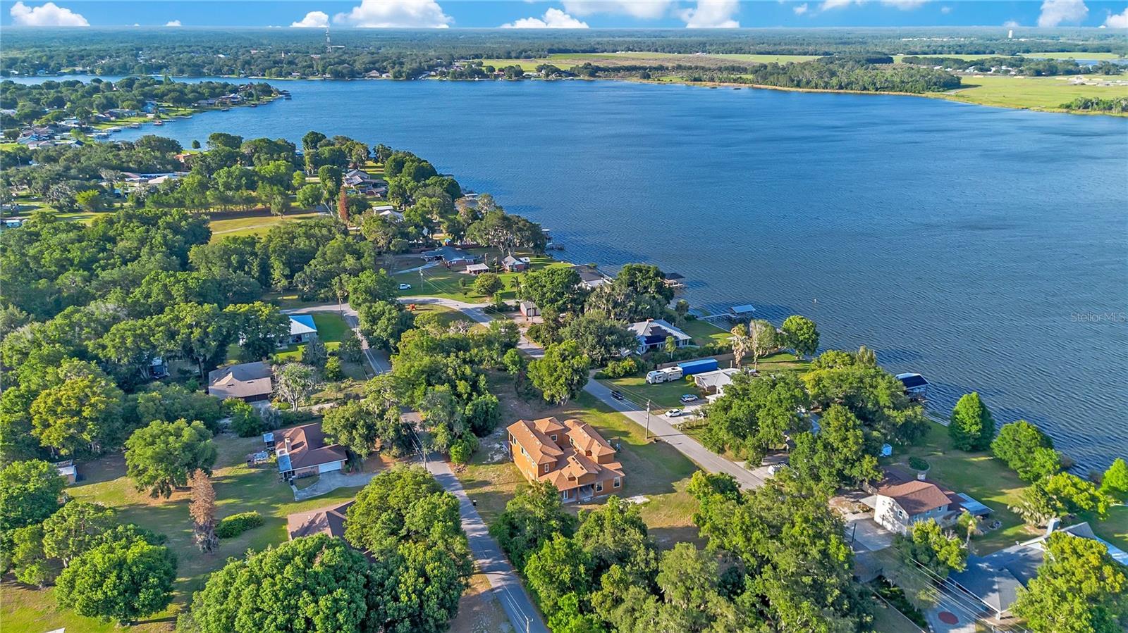 LAKE AGNES SHORES - Residential