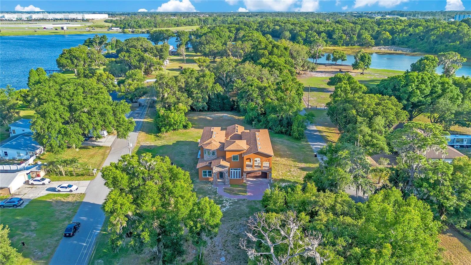 LAKE AGNES SHORES - Residential