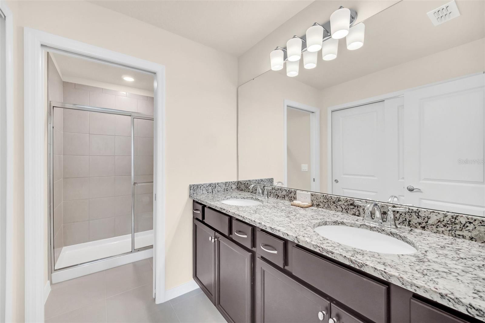 WINDSOR ISLAND RESIDENCE PH 3 - Residential