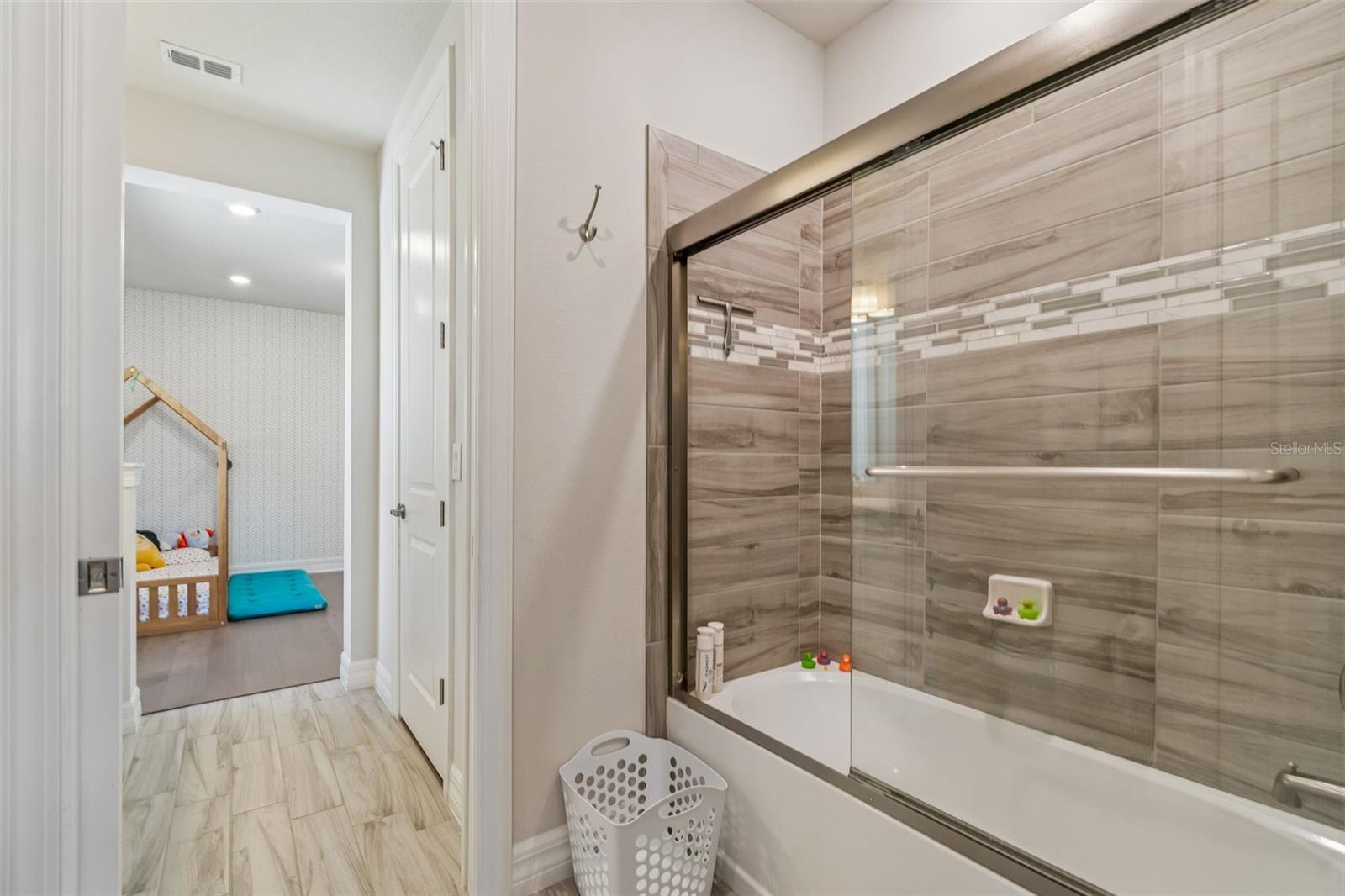 PHILLIPS GROVE TR J - Residential Lease