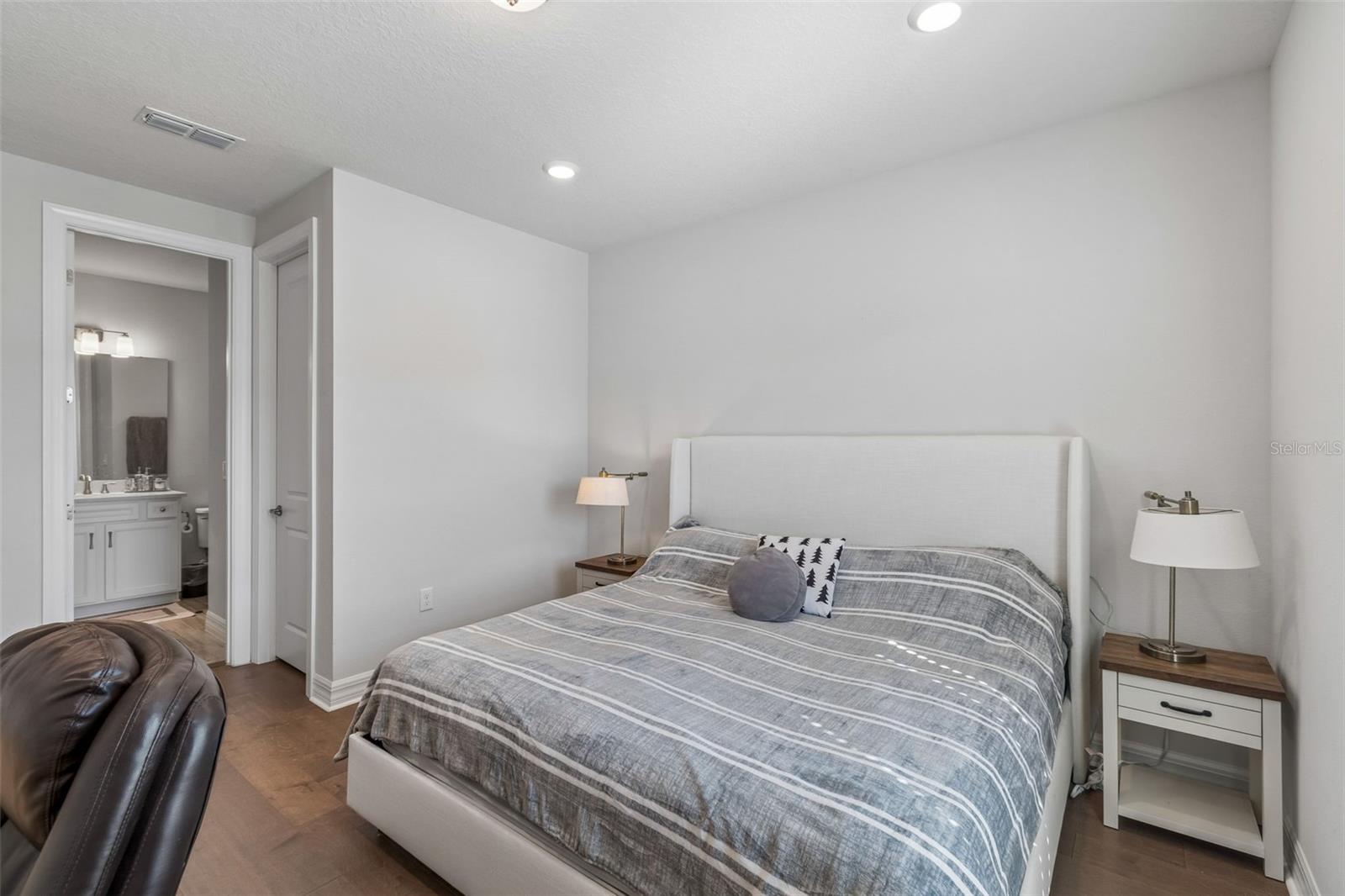 PHILLIPS GROVE TR J - Residential Lease