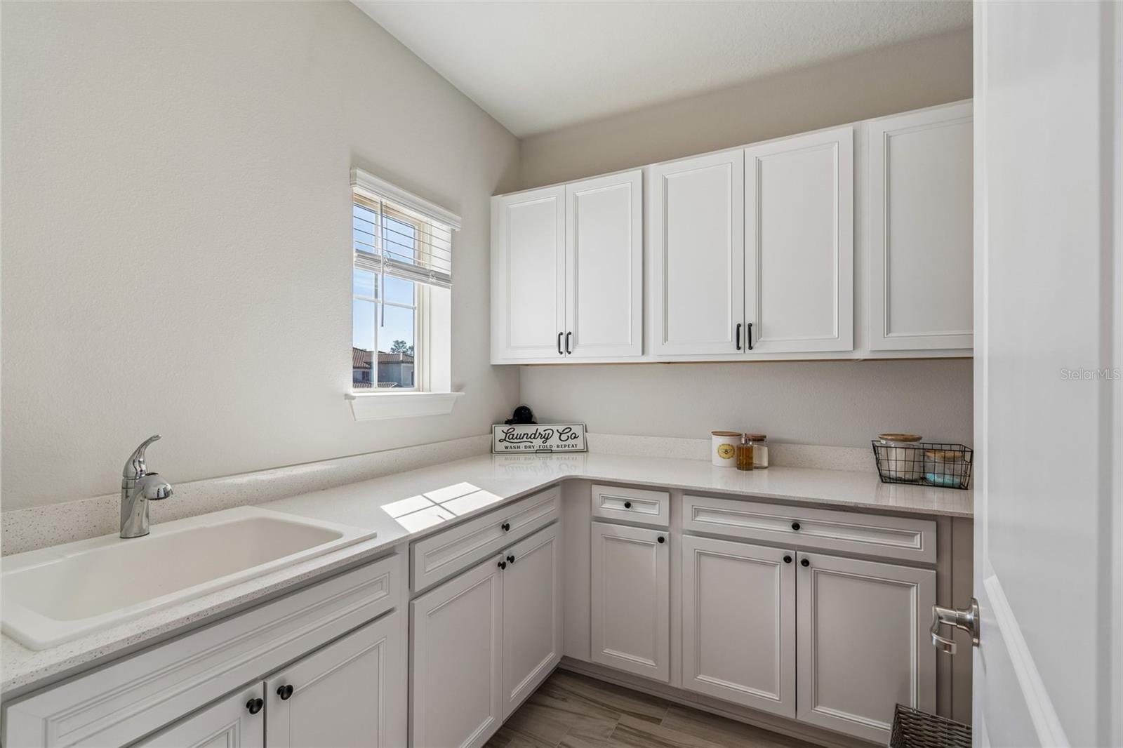 PHILLIPS GROVE TR J - Residential Lease