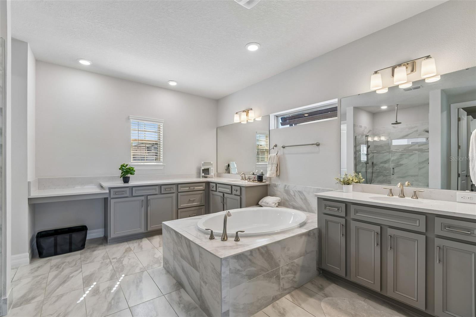 PHILLIPS GROVE TR J - Residential Lease