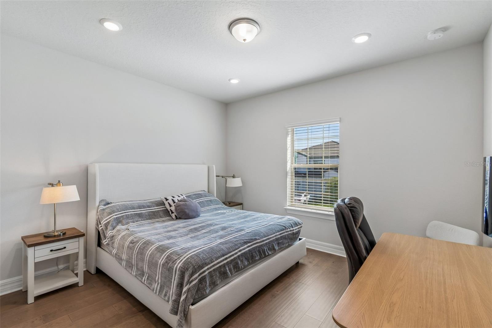 PHILLIPS GROVE TR J - Residential Lease
