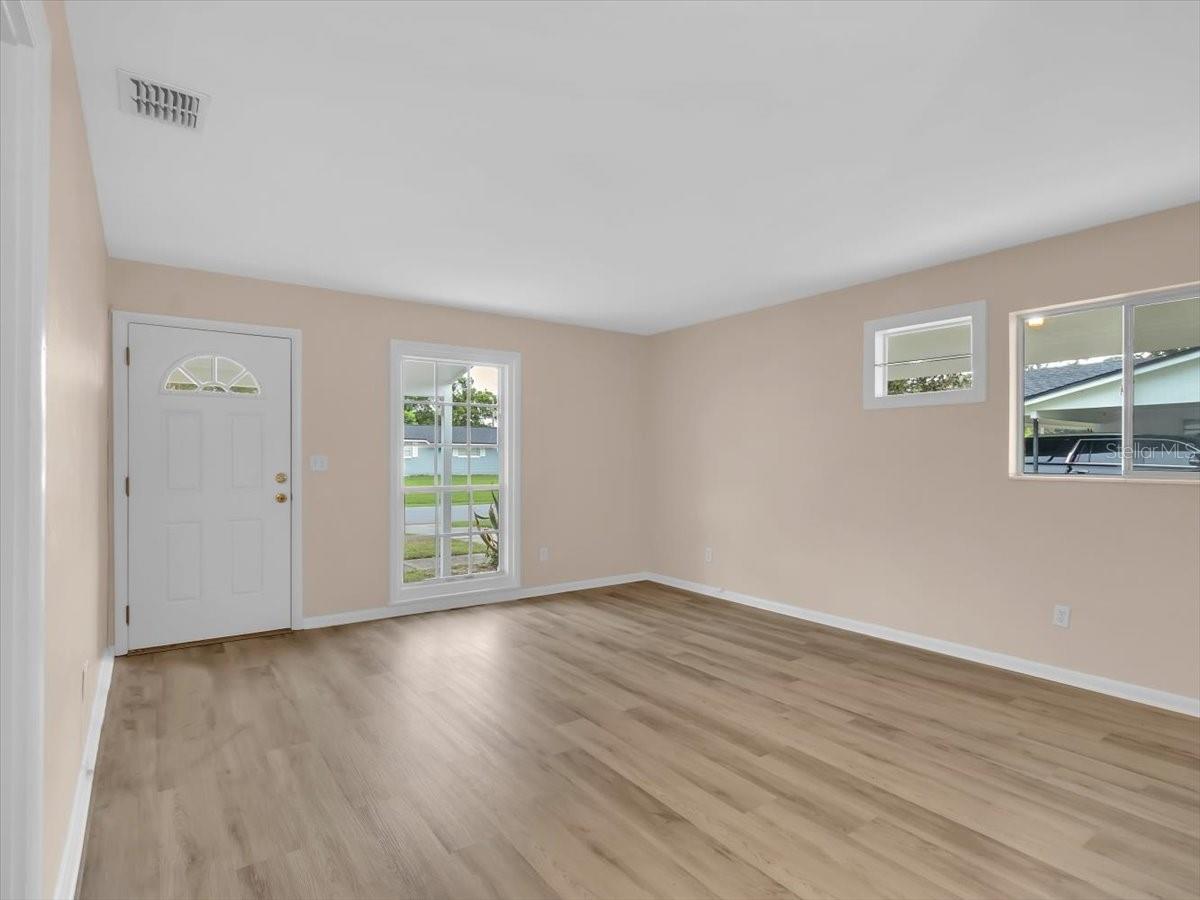 LAKE GIBSON ESTATE - Residential