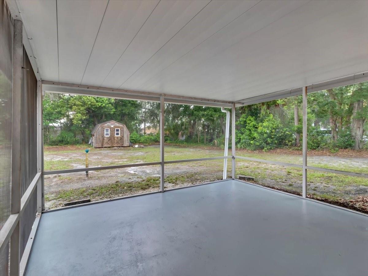 LAKE GIBSON ESTATE - Residential