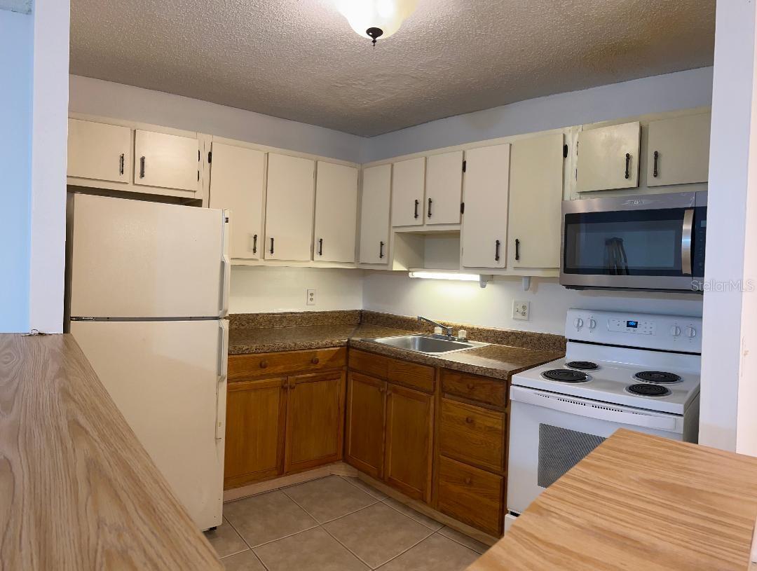 LAKEVIEW CONDO 04 - Residential Lease