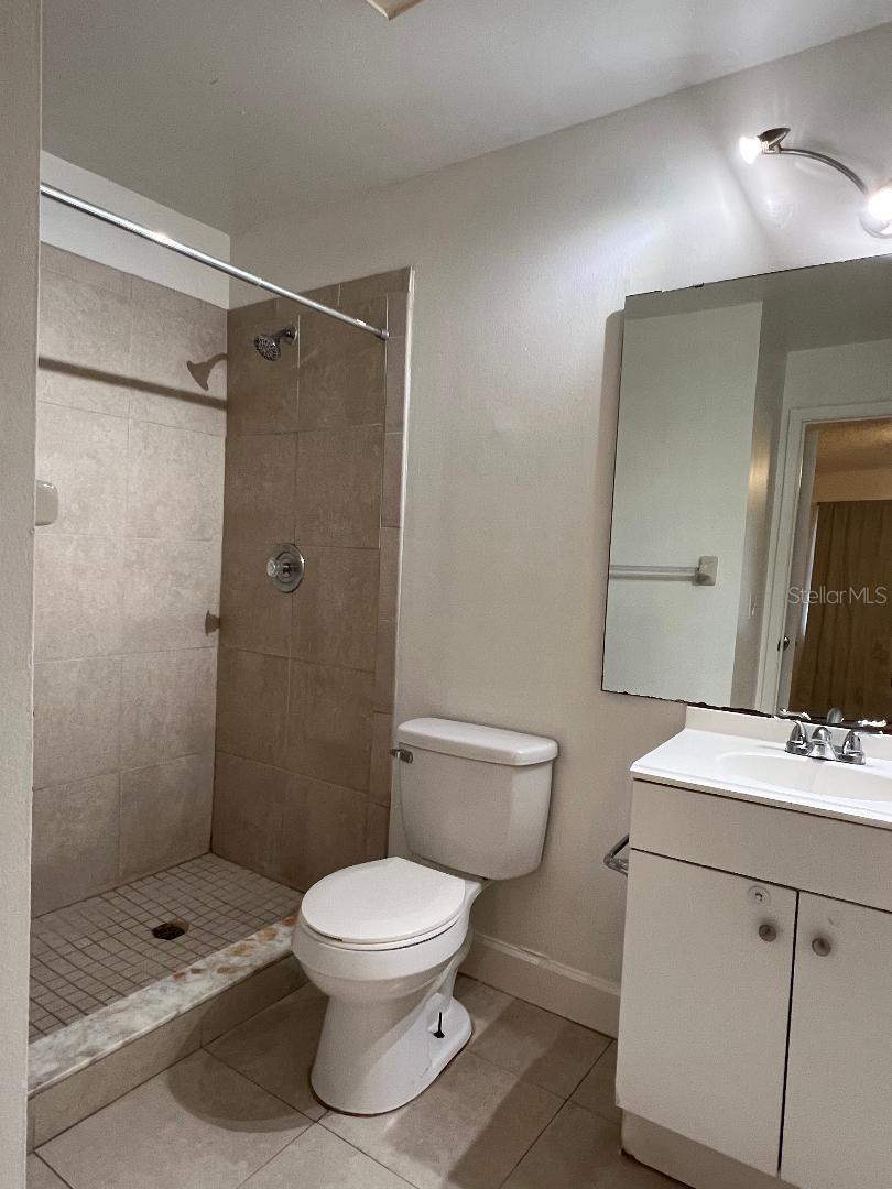 LAKEVIEW CONDO 04 - Residential Lease
