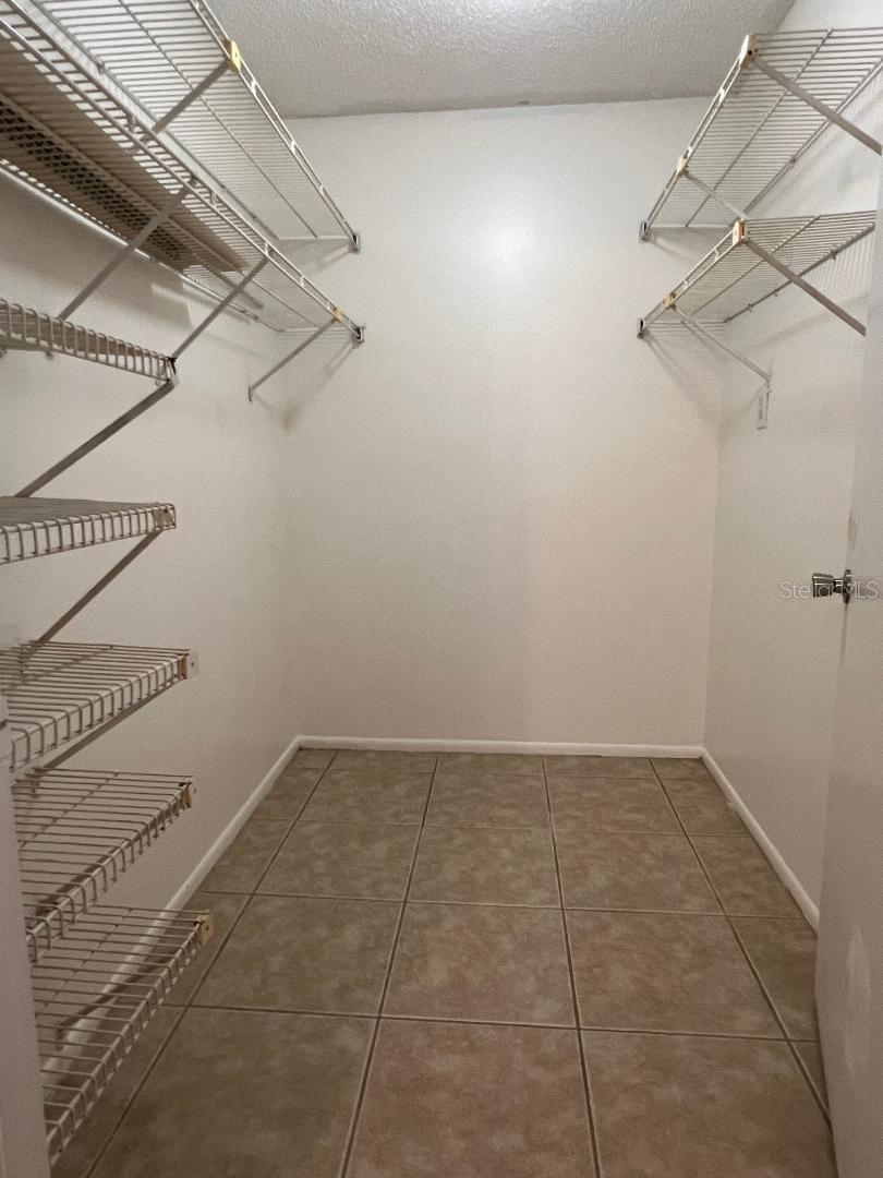 LAKEVIEW CONDO 04 - Residential Lease