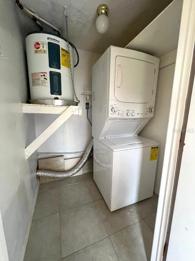 LAKEVIEW CONDO 04 - Residential Lease