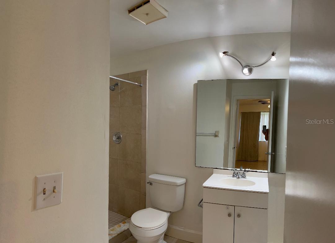 LAKEVIEW CONDO 04 - Residential Lease