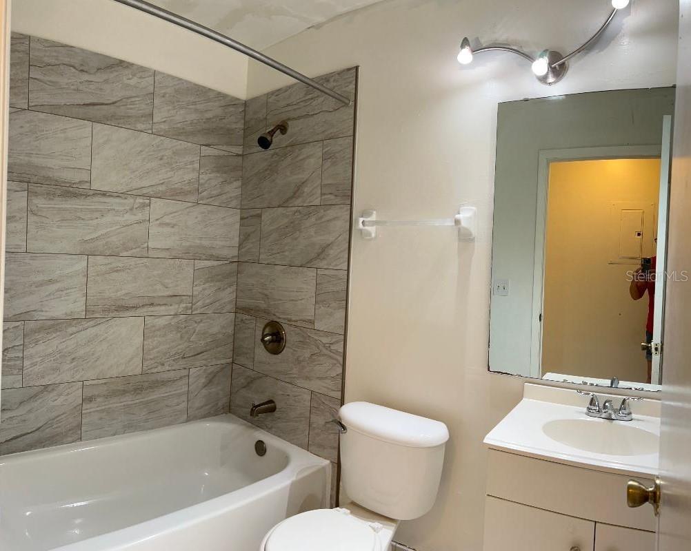 LAKEVIEW CONDO 04 - Residential Lease