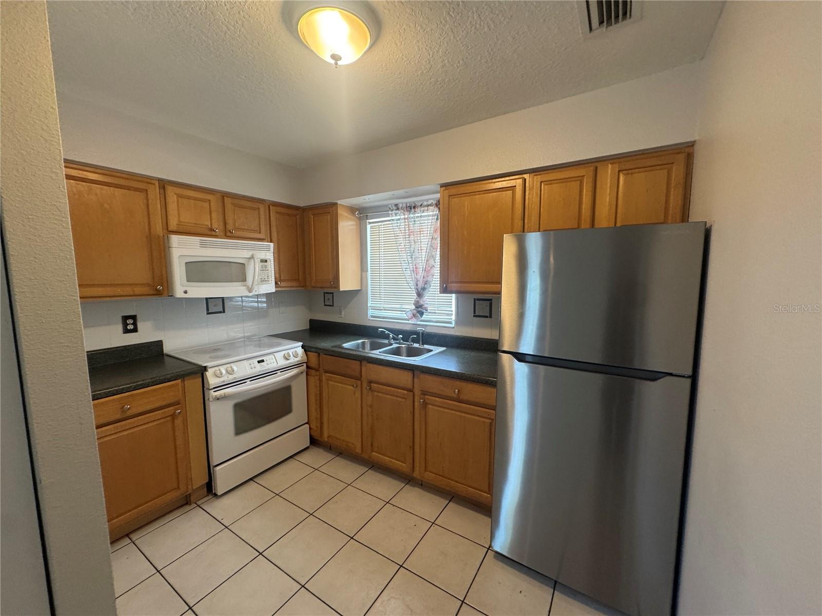 TROPICAL GARDENS - Residential Lease
