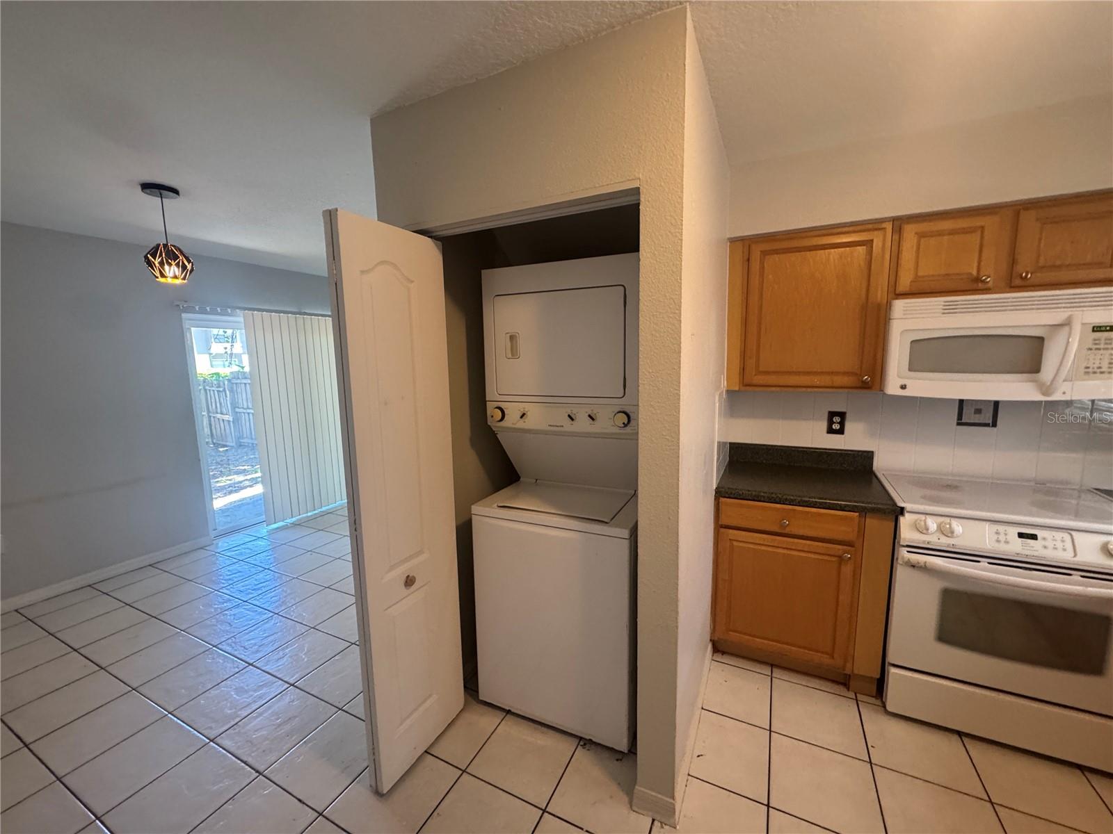 TROPICAL GARDENS - Residential Lease