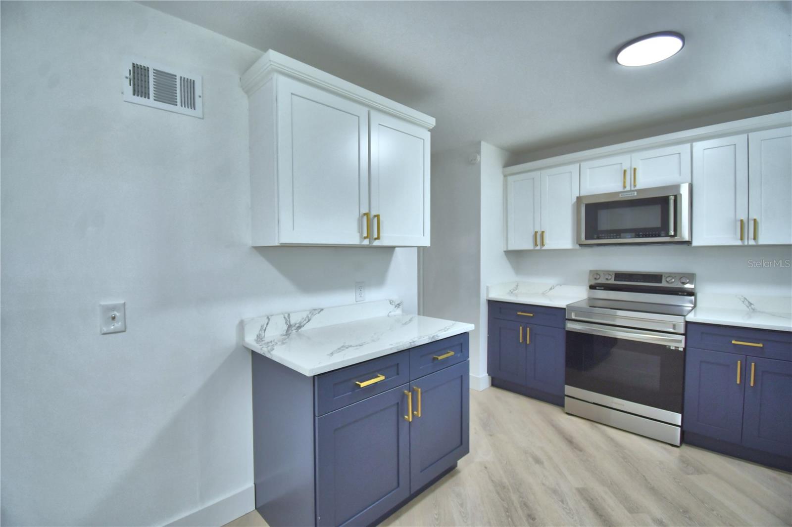 CANDLELIGHT OAKS - Residential