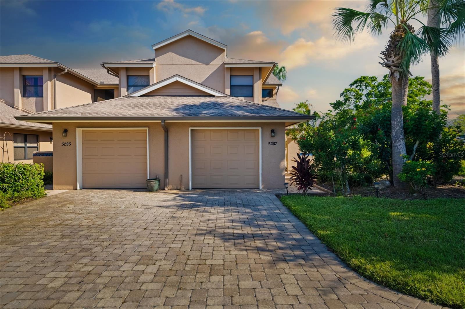 Don't miss this incredible opportunity to own a beautiful 3-bedroom, 2-bath Coach House in the highly sought-after Landings community, perfectly situated on the lake. This end unit offers abundant natural light and expansive lake views, creating a serene living environment. 
Meticulously cared for, this home features soaring volume ceilings and an eat-in kitchen. The spacious master suite includes an extended area ideal for a home office or cozy sitting area. Enjoy convenient access to the Landings Swim and Tennis facilities, an expanded fitness center, a heated pool and spa, and a vibrant social calendar. As a resident of The Landings, you'll experience a wealth of exceptional amenities. Stroll along the scenic nature trail that meanders through Florida's lush mangroves to a private, covered dock—perfect for watching boats glide by or launching your kayak for a tranquil paddle. Conveniently located near Sarasota's vibrant downtown, award-winning beaches, and a diverse array of dining options, this community truly offers a lifestyle that can't be beaten. Seize this opportunity and make The Landings your new home!