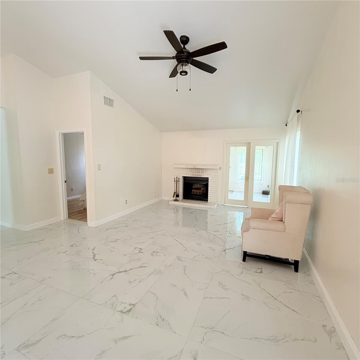 PELICAN BAY PH 04 UNIT 01 - Residential Lease