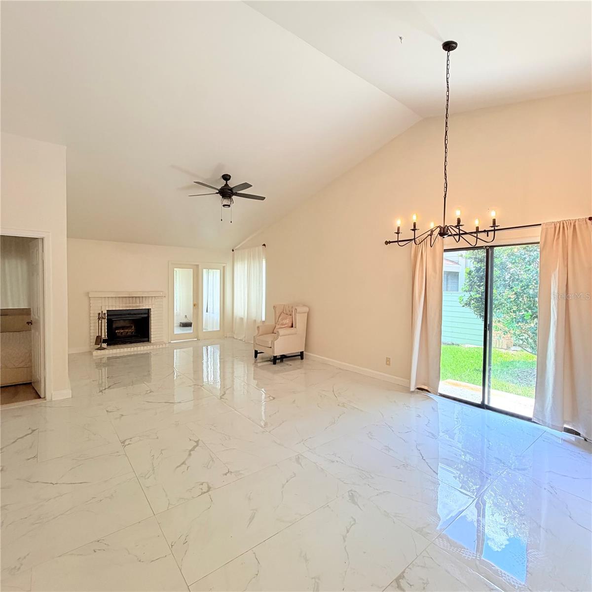 PELICAN BAY PH 04 UNIT 01 - Residential Lease