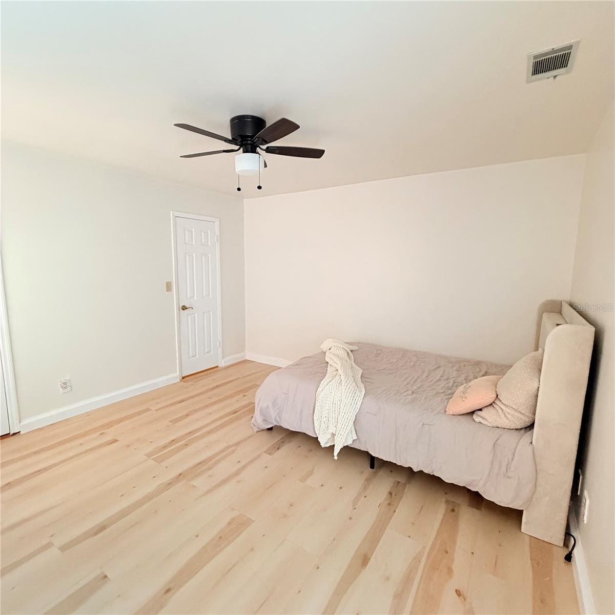 PELICAN BAY PH 04 UNIT 01 - Residential Lease
