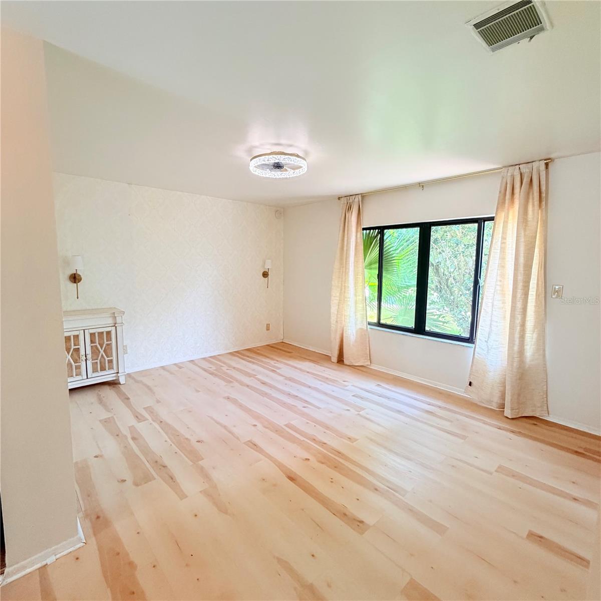 PELICAN BAY PH 04 UNIT 01 - Residential Lease