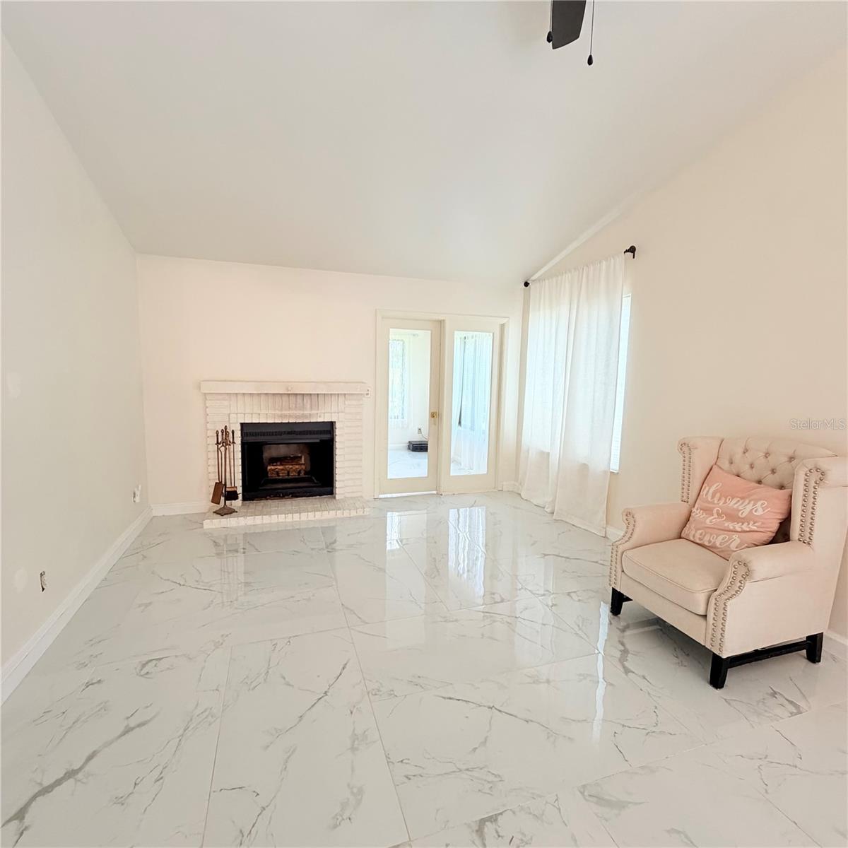 PELICAN BAY PH 04 UNIT 01 - Residential Lease
