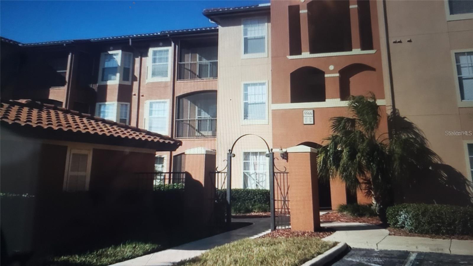 PALMS CLUB CONDO - Residential Lease