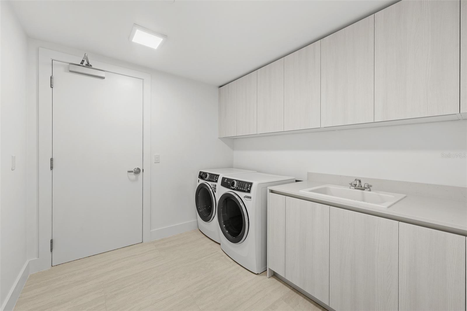 WESTSHORE YACHT CLUB, AQUA TOWER - Residential