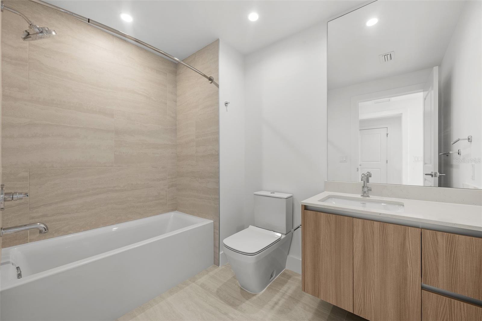 WESTSHORE YACHT CLUB, AQUA TOWER - Residential