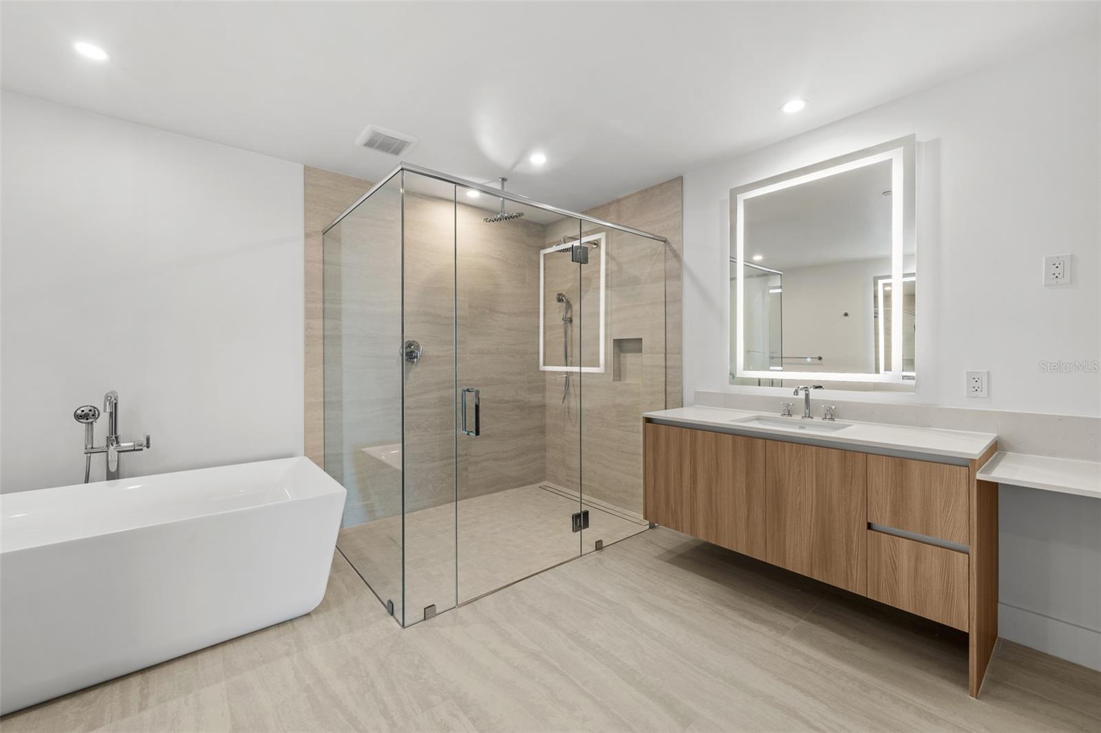 WESTSHORE YACHT CLUB, AQUA TOWER - Residential