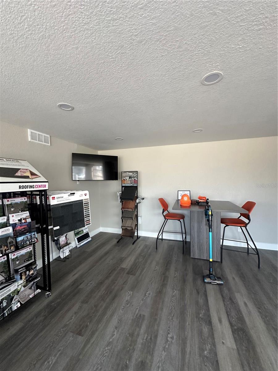SOUTH VENICE UN 4 - Commercial Lease