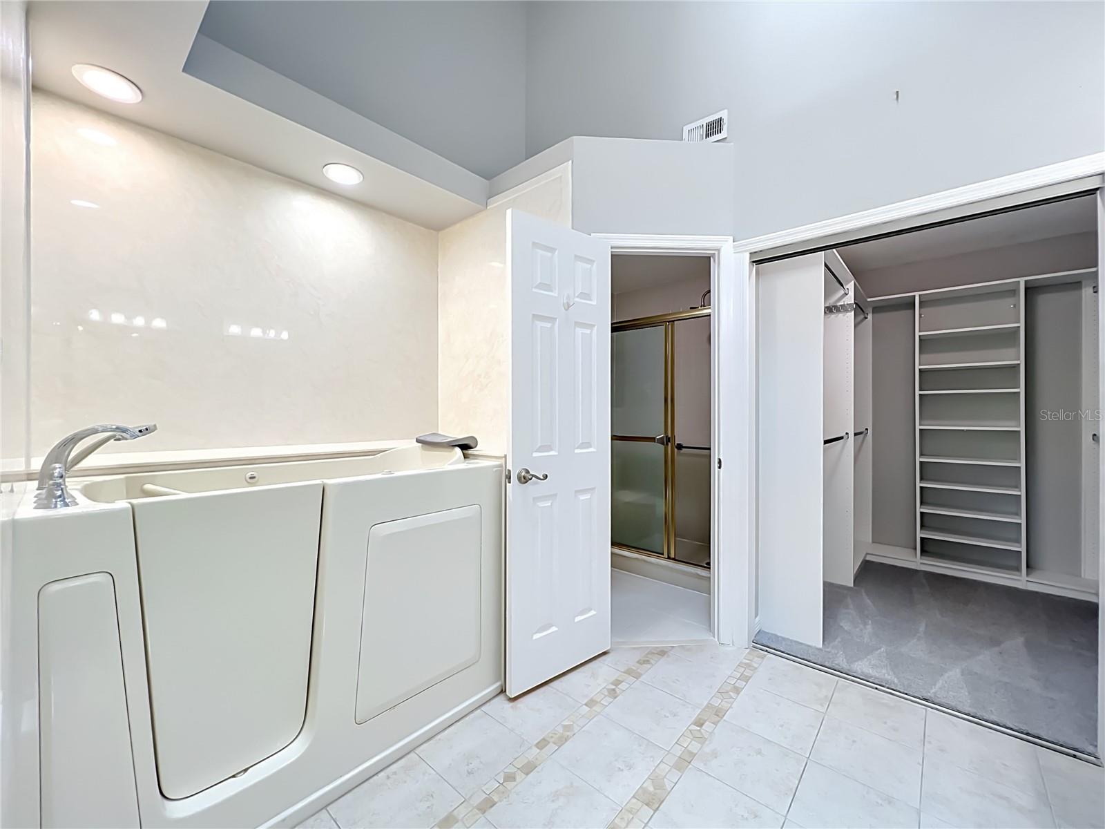 RACQUET CLUB VILLAS AT HEATHROW 1 - Residential