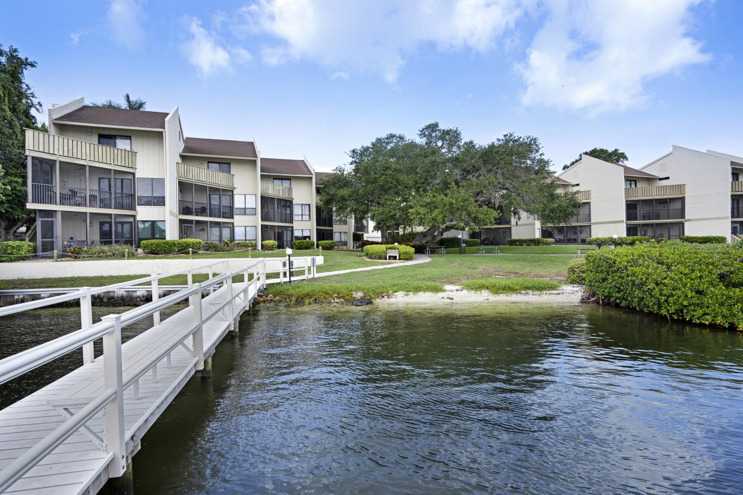 BAY OAKS - Residential