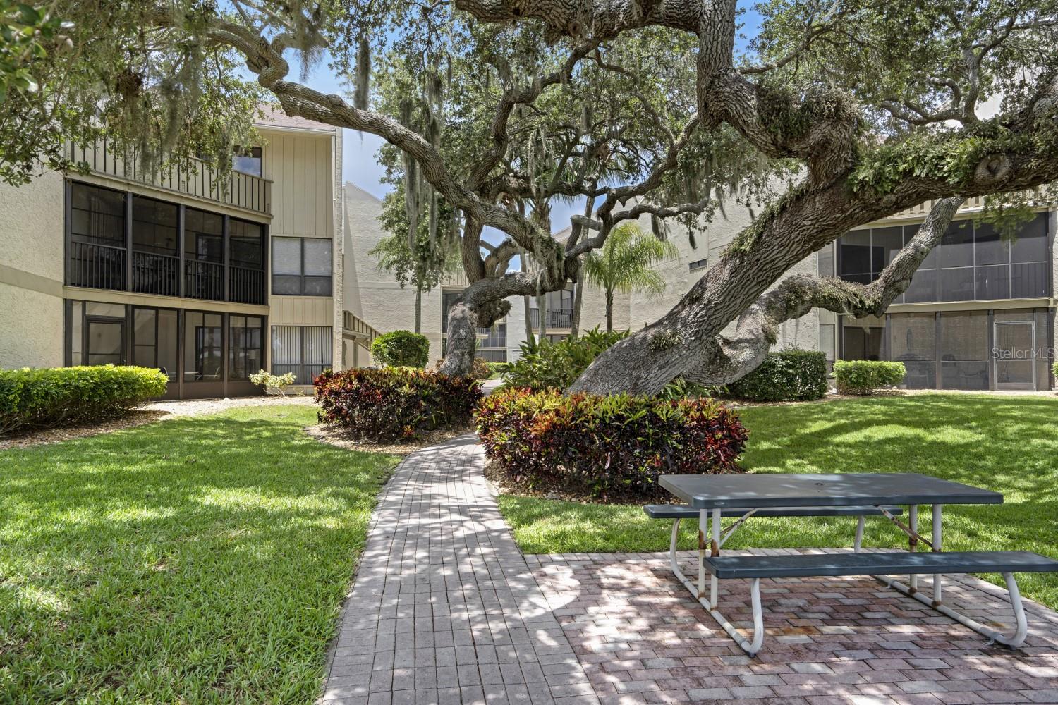 BAY OAKS - Residential
