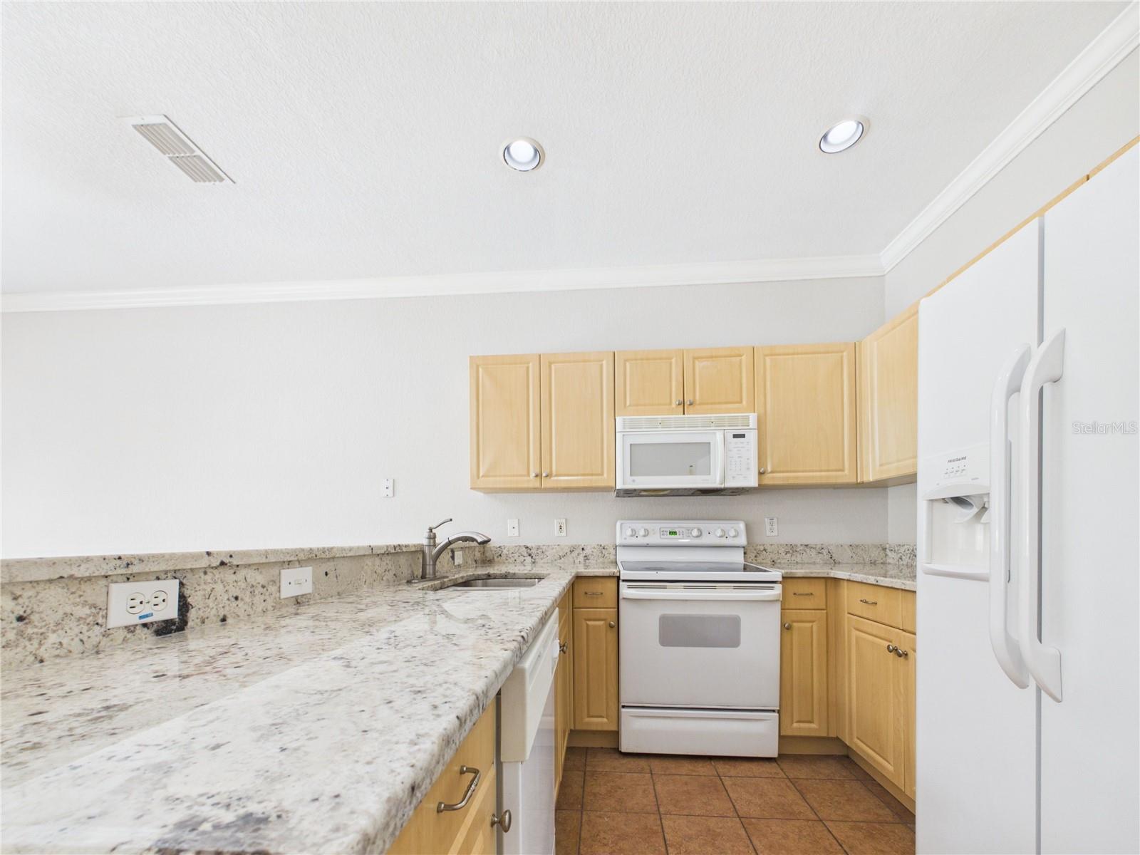 EMERALD POINTE TWNHMS AT TA - Residential Lease