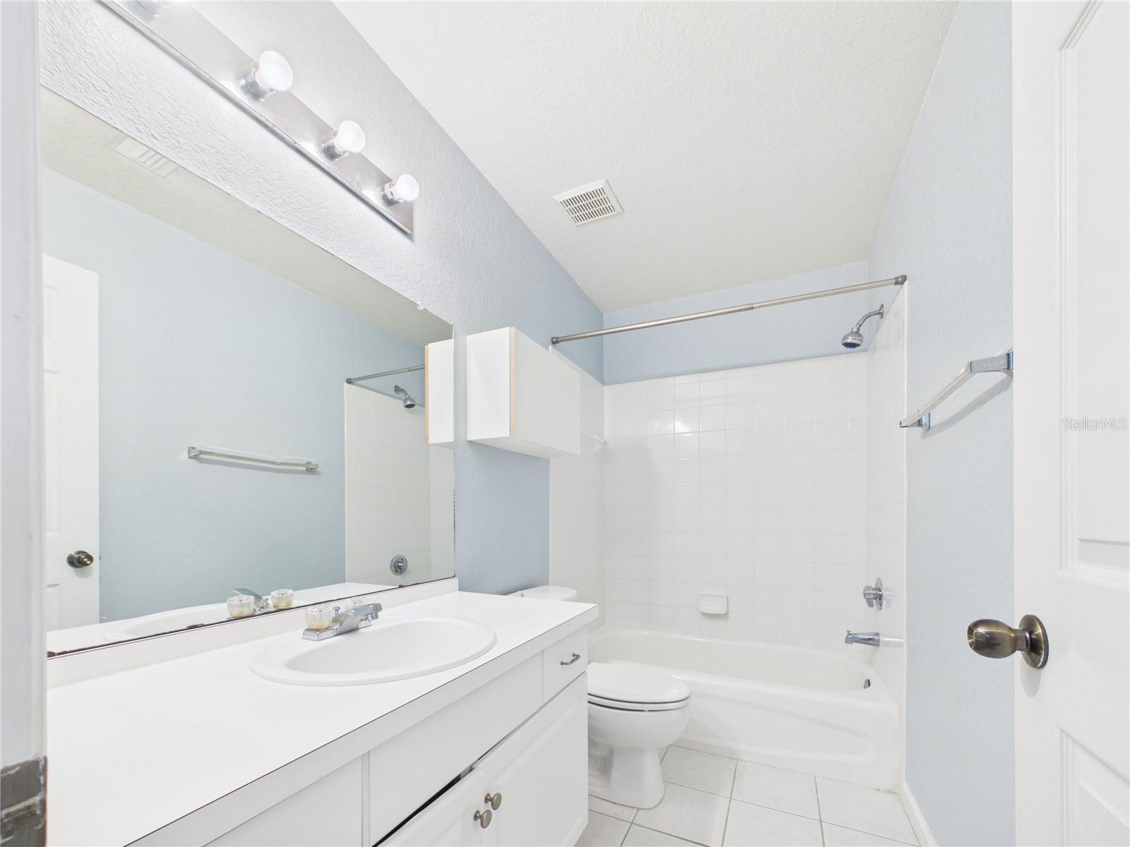 EMERALD POINTE TWNHMS AT TA - Residential Lease