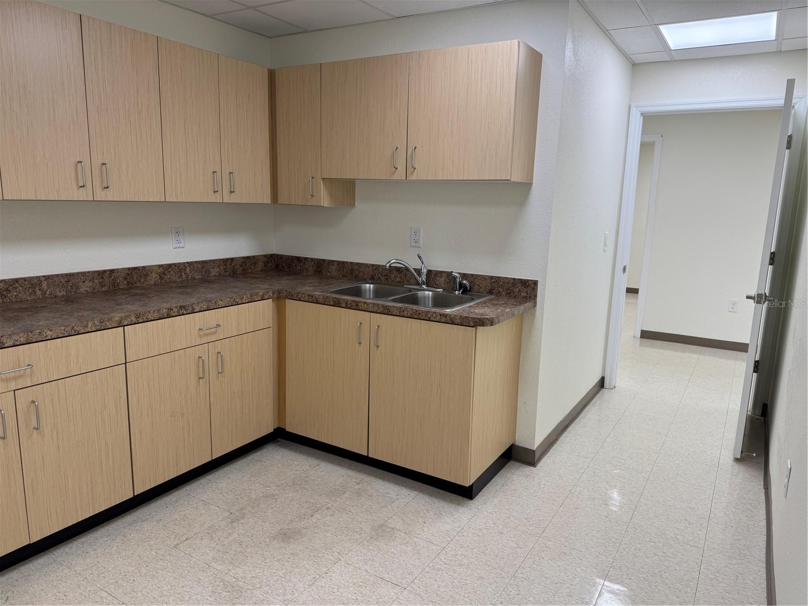 MEDICAL HILL - Commercial Lease
