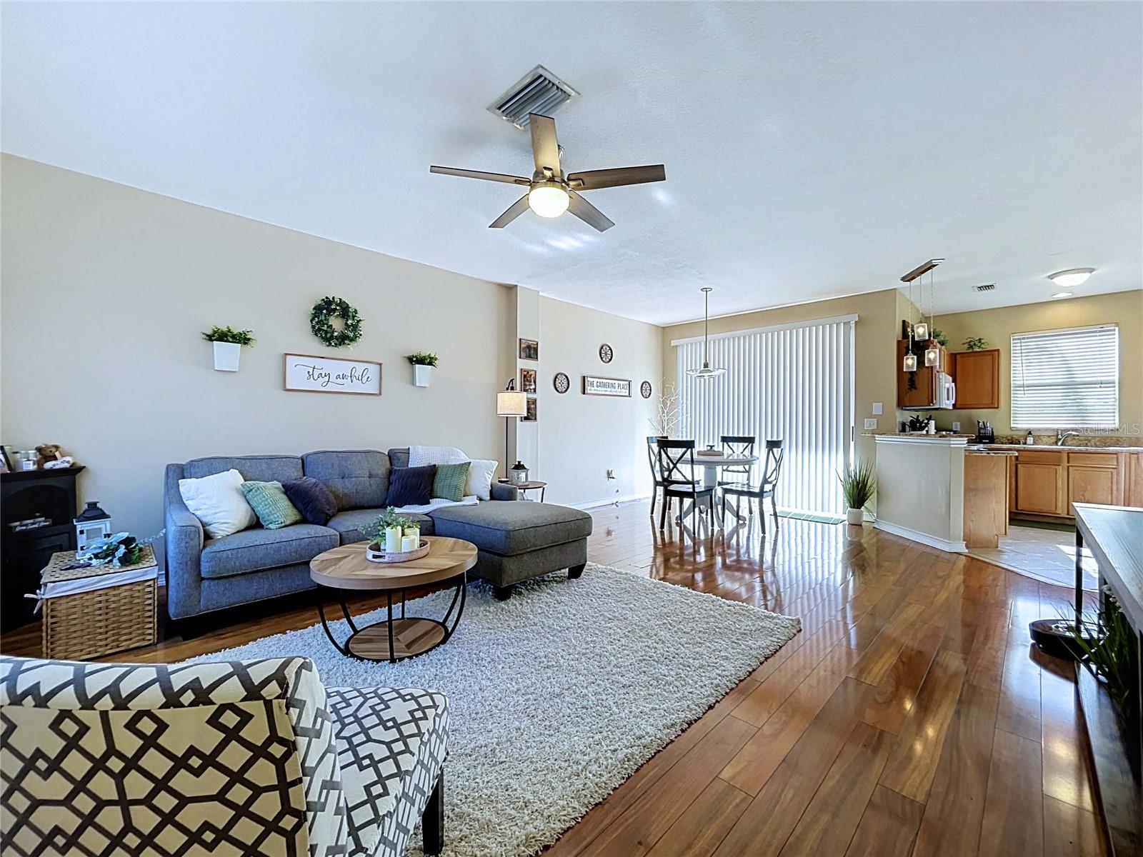 COUNTRY CHASE - Residential