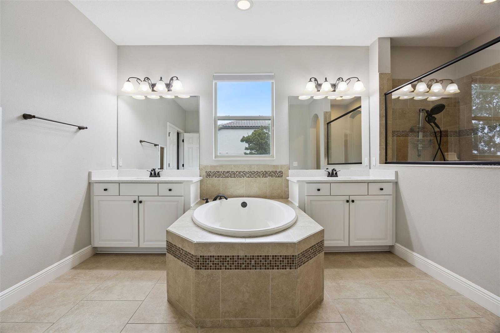 COLINA BAY - Residential