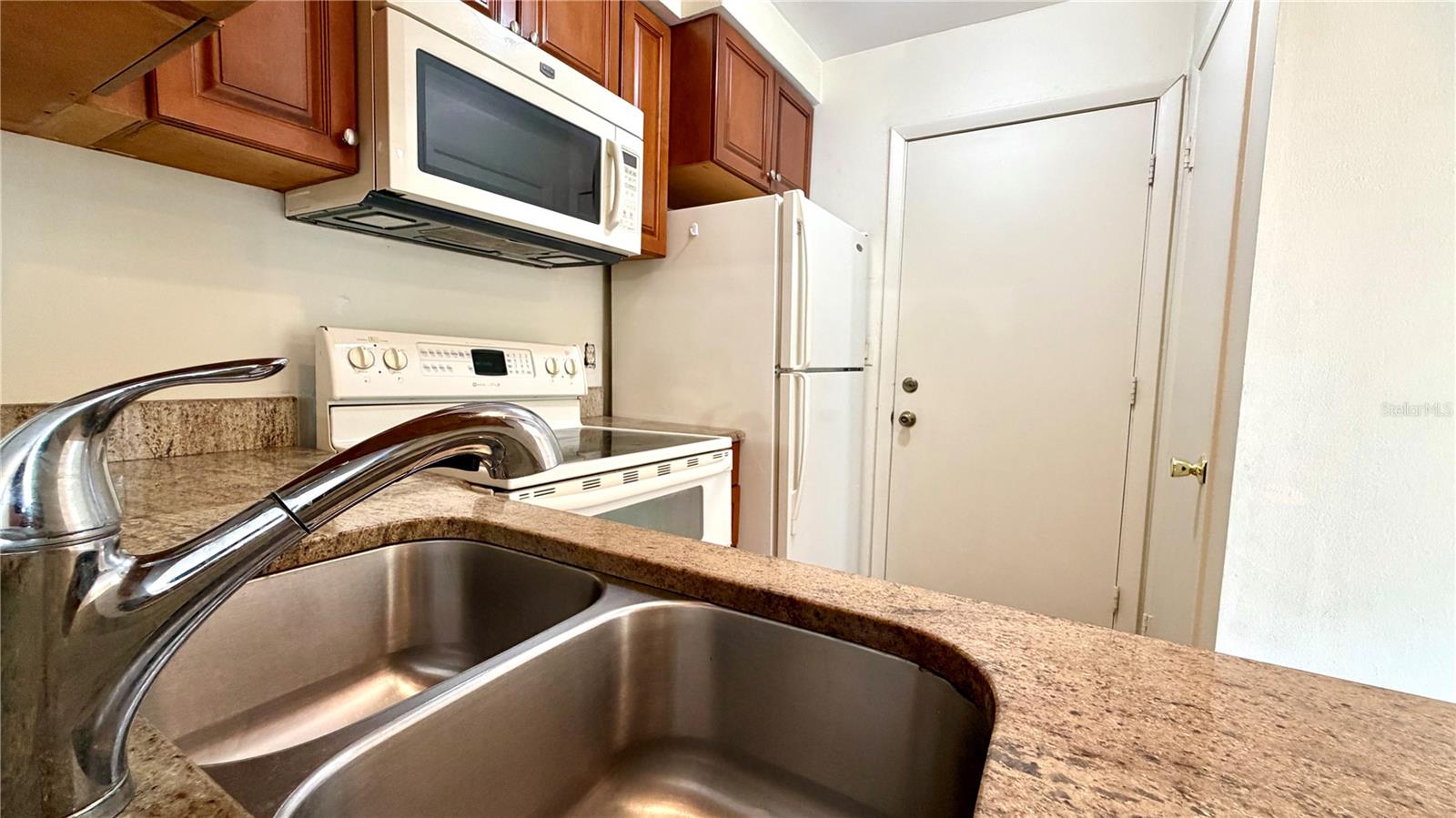 PINE SHADOWS CONDO PH 01 - Residential Lease