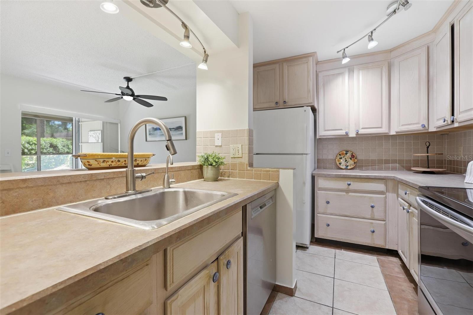 LAKESIDE CONDO APTS - Residential