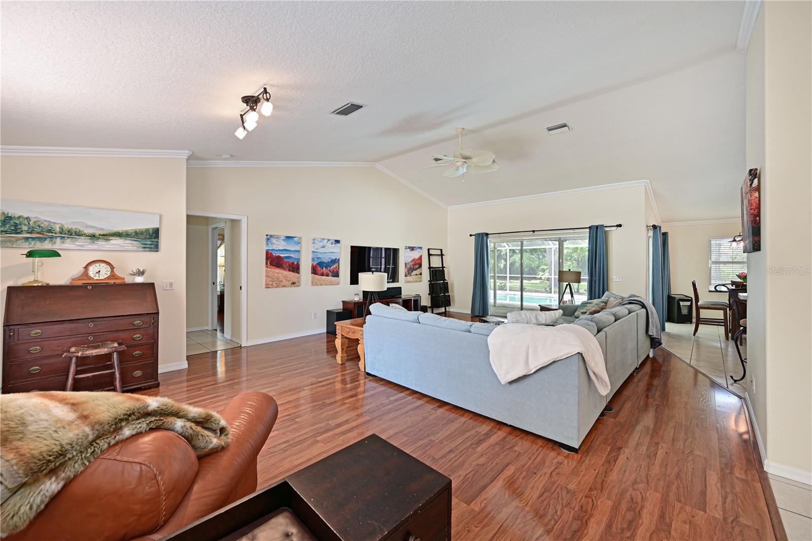 HIDDEN OAKS - Residential